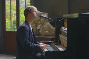 Der britische Singer-Songwriter Tom Odell im Pariser Musée Bourdelle – umgeben von Kunstwerken. Der britische Singer-Songwriter Tom Odell im Pariser Musée Bourdelle – umgeben von Kunstwerken.