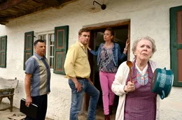 Die Oma (Enzi Fuchs, re.) trommelt die Familie zusammen (v. li. n. re.): Leopold (Gerhard Wittmann), Franz (Sebastian Bezzel) und Susi (Lisa Maria Potthoff)