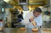 Chefkoch Beno&icirc;t Castel bereitet Paris-Brest zu, einen Klassiker der franz&ouml;sischen Patisserie.