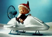 Der Sandmann hat seinen magischen Traumsand verloren und muss dringend neuen aus der fliegenden Traumsandmühle holen. Auf der zauberhaften Reise dorthin begegnet er Kindern und Tieren im Wald und erlebt dabei einige Überraschungen. „Die Reise zur Traumsandmühle“ ist der erste Sandmännchen-Kurzfilm seit über 30 Jahren. Gedreht wurde er in der aufwendigen Stop-Motion-Technik. Schauspieler Florian David Fitz leiht dem Erzähler seine Stimme. - In dieser Variante fährt das Multi-Mobil auf Kufen.