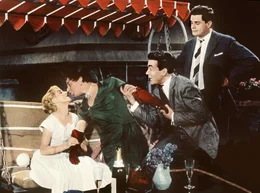 Dr. Otto Dernburg (Heinz R&uuml;hmann) alias Charleys Tante ist drauf und dran, aus der Rolle zu kippen. Sein Bruder Ralf (Claud Biederstaedt, 2. v. re.) hat seine liebe Not, ihn davon abzuhalten, dass er sich allzu liebevoll um Ralfs Angebetete Britta (Ina Peters) bem&uuml;ht. Ralfs Freund Charley Sallmann (Walter Giller) fragt sich verzweifelt, was seiner tollen "Tante" noch alles einfallen wird.