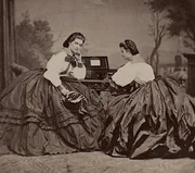 Sisis ungl&uuml;ckliche Schwestern Marie (links) und Mathilde (rechts), Foto vor der Kulisse von Rom, 1861, Privatbesitz.