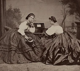 Sisis ungl&uuml;ckliche Schwestern Marie (links) und Mathilde (rechts), Foto vor der Kulisse von Rom, 1861, Privatbesitz.