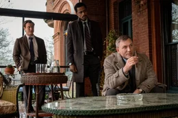 Sie m&uuml;ssen einen geheimnisvollen Fall l&ouml;sen: Die Polizisten Elliot (Lakeith Stanfield, Mitte) und Wagner (Noah Segan, li.) und der Privatdetektiv Blanc (Daniel Craig, re.).