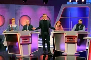 Moderator Florian Weber (Mitte) überprüft im Wissensquiz „Meister des Alltags“ die Praxisnähe seiner prominenten Kandidaten, v. li.: Enie van de Meiklokjes, Bodo Bach, Alice Hoffmann und Antoine Monot Jr.