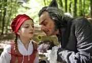 Rotkäppchen (Amona Aßmann) und der böse Wolf (Edgar Selge).