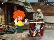 Meister Eder erklärt Pumuckl, daß man sich am heiligen Abend beschenkt und daß diese Geschenke ein Geheimnis sind, das mit Liebe vorbereitet wird. Das findet Pumuckl toll und er beschließt sich diesem Brauch anzuschließen. Meister Eder erklärt Pumuckl, daß man sich am heiligen Abend beschenkt und daß diese Geschenke ein Geheimnis sind, das mit Liebe vorbereitet wird. Das findet Pumuckl toll und er beschließt sich diesem Brauch anzuschließen.