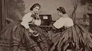 Sisis ungl&uuml;ckliche Schwestern Marie (links) und Mathilde (rechts), Foto vor der Kulisse von Rom, 1861, Privatbesitz.
