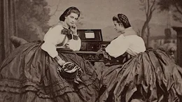 Sisis ungl&uuml;ckliche Schwestern Marie (links) und Mathilde (rechts), Foto vor der Kulisse von Rom, 1861, Privatbesitz.