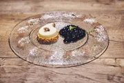 Die Nachspeise: Joghurttraum mit Florentinermantel und Alm-Blaubeeren. Die Nachspeise: Joghurttraum mit Florentinermantel und Alm-Blaubeeren.