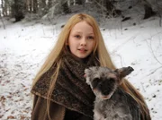 Das Sterntalerkind Mina (Meira Durand) hat einen kleinen sprechenden Gef&auml;hrten: Der Hund "Herr Flix".