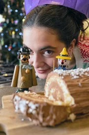 Lucie präsentiert ihre Variante des französischen Weihnachtsklassikers Bûche de Noël.