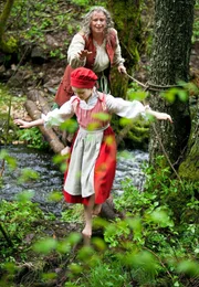 Rotkäppchen (Amona Aßmann, vorn) und ihre Großmutter (Marie Gruber).