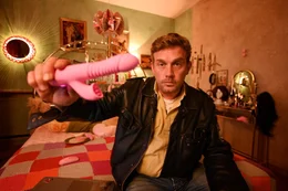 Franz Eberhofer (Sebastian Bezzel) nimmt das Spielzeug seines j&uuml;ngsten Mordopfers genauer unter die Lupe.