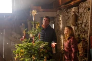Fritz Fuchs (Guido Hammesfahr) und seine Kusine (Géraldine Raths) haben vom grantigen Bauern nur einen Stall als Unterkunft bekommen. Ob man dort überhaupt Weihnachten feiern kann?