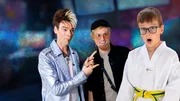 Na, erkannt? Bei "Magic Pranks - Ausgetrickst mit den Ehrlich Brothers" verkleidet sich Andreas Ehrlich (M.) für einen Undercover Prank beim Taekwondo. Der 9-jährige Taylan (r.) möchte dabei seinen Trainer Nils reinlegen. Chris Ehrlich (l.) ist gespannt.