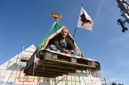 Papa Eberhofer (Eisi Gulp) protestiert gegen die &bdquo;Gentrifizierung seines Hofes&ldquo; und besetzt kurzerhand den Baukran.