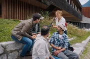 Johanna Beissl (Ines Lutz, r. mit Komparsen) ermittelt auf eigene Faust.