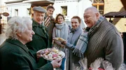 Der Weihnachtsmarkt vor dem Gasthaus wird vorbereitet. Die Familie (v.l.n.r.: Carmen-Maja Antoni, Christian Grashof, Steffen Groth, Pauline Knof, Angelika Böttiger, Horst Krause) probiert Plätzchen. Der Weihnachtsmarkt vor dem Gasthaus wird vorbereitet. Die Familie (v.l.n.r.: Carmen-Maja Antoni, Christian Grashof, Steffen Groth, Pauline Knof, Angelika Böttiger, Horst Krause) probiert Plätzchen.