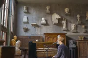 Tom Odell präsentiert im Musée Bourdelle in Paris vor einer Skulpturenkulisse seinen Song „Best Day of My Life“. Tom Odell präsentiert im Musée Bourdelle in Paris vor einer Skulpturenkulisse seinen Song „Best Day of My Life“.