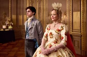 v.l. Prinz Friedrich (Riccardo Campione) und Königin Luise (Silke Bodenbender) beim Tanzball.