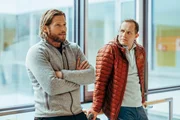 Durch das Gespr&auml;ch &uuml;ber ihre verstorbene Mutter n&auml;hern sich Markus Kofler (Sebastian Str&ouml;bel, l.) und sein Halbbruder Jan Fugain (Arne L&ouml;ber, r.) wieder an.
