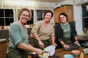 Vlnr: Maria Neher, Barbara Grimm und Kerstin Riek machen ein Walnuss-Zimt Parfait. Vlnr: Maria Neher, Barbara Grimm und Kerstin Riek machen ein Walnuss-Zimt Parfait.
