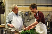 Joseph erkennt freudig Patricks Leidenschaft fürs Kochen. Von links: Joseph Brunner (Wilhelm Manske) und Patrick Westenrieder (Lucas Bauer).