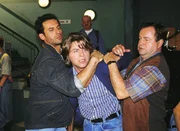 Stefan Kehler (Wolfgang Bathke, re.) und Mike Eschenbach (Matthias Bullach, li.) m&uuml;ssen kr&auml;ftig anpacken, damit Hardy Bittner (Uwe Fellensiek) sich nicht auf einen der Verd&auml;chtigen st&uuml;rzt.