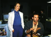 Mike Eschenbach (Matthias Bullach, li.) und die Staatsanwältin Charlotte Glaser (Britta Schmeling) untersuchen gemeinsam den Fall der zwei Schüler, die angeblich beim S-Bahn-Surfen ums Leben gekommen sind.