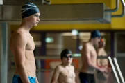 Jonas (Damian Hardung) m&ouml;chte einem Schwimmverein beitreten.