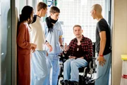 Emma (Luise Befort), Jonas (Damian Hardung, 2.v.l.), Toni (Ivo Kortlang) und Leo (Tim Oliver Schultz, r.) wollen Ruben (Dominik Buch, 2.v.r.) helfen, der von anderen Patienten auf seiner Station in eine unsch&ouml;ne Situation gebracht wurde.
