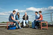 V.l.: Jonas (Damian Hardung), Emma (Luise Befort), Leo (Tim Oliver Schultz), Toni (Ivo Kortlang) und Hugo (Nick Julius Schuck) treffen sich an ihrem Lieblingsort und jeder erz&auml;hlt, was ihn besch&auml;ftigt.