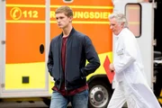 Jonas (Damian Hardung, l.) besucht seine Freunde im Krankenhaus. Jonas (Damian Hardung, l.) besucht seine Freunde im Krankenhaus.