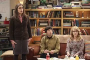 Während Amy (Mayim Bialik, l.) versucht, ihren Freund zu besänftigen, müssen Howard (Simon Helberg, M.) und Bernadette (Melissa Rauch, r.) in den sauren Apfel beißen ... Während Amy (Mayim Bialik, l.) versucht, ihren Freund zu besänftigen, müssen Howard (Simon Helberg, M.) und Bernadette (Melissa Rauch, r.) in den sauren Apfel beißen ...