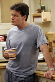 Charlie (Charlie Sheen) hat einen besonderen Grund, um zu der Beerdigung zu gehen ...
