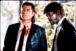 Vincent Vega (John Travolta, l.) und Jules Winnfield (Samuel L. Jackson, r.) sind es gewohnt, Blut an ihren H&auml;nden kleben zu haben. Doch in dieser Situation brauchen sie dringend Hilfe.