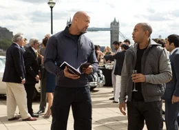 Hobbs (Dwayne Johnson, l.) und Tej (Chris Bridges, r.) versuchen, in London an Informationen &uuml;ber Shaw und dessen Pl&auml;ne zu kommen, doch so einfach macht es ihnen der Ex-Soldat nicht ...