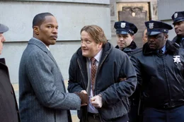 Als Shelton beobachtet, wie Staatsanwalt Nick Rice (Jamie Foxx, l.) nach der Verhandlung bei einer &ouml;ffentlichen Pressemitteilung dem M&ouml;rder seiner Familie, Clarence Darby (Christian Stolte, 2.v.l), die Hand sch&uuml;ttelt, schmiedet er einen blutigen Racheplan ...