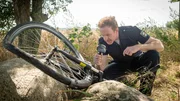 Bei genauer Prüfung wird klar: Jemand hat die Bremsen des Pedelecs durchgeschnitten, mit dem Michaels Behrens tödlich verunglückt ist. Für Timmermann (Mathias Junge) und die Kollegen der SOKO beginnt nun die Ermittlungsarbeit: Ist es ein gezielter Mordversuch gewesen? Wen hat das Opfer so gegen sich aufgebracht? Gibt es noch weitere Spuren am Pedelec, die zum Täter führen können? Bei genauer Prüfung wird klar: Jemand hat die Bremsen des Pedelecs durchgeschnitten, mit dem Michaels Behrens tödlich verunglückt ist. Für Timmermann (Mathias Junge) und die Kollegen der SOKO beginnt nun die Ermittlungsarbeit: Ist es ein gezielter Mordversuch gewesen? Wen hat das Opfer so gegen sich aufgebracht? Gibt es noch weitere Spuren am Pedelec, die zum Täter führen können?