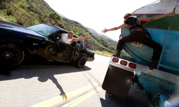 Auf Beutejagd: Dom (Vin Diesel) und Letty Ortiz (Michelle Rodr&iacute;guez) klauen einen fahrenden Tanklastwagen. ? Ob das gut geht?