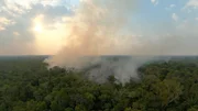 Feuer und Rauch geh&ouml;ren am Ende der Trockenzeit zum Amazonas wie  Sonnenschein.