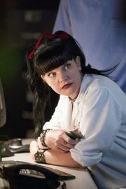 Versucht herauszufinden, wohin Gibbs und McGee entf&uuml;hrt worden sein k&ouml;nnten: Abby Sciuto (Pauley Perrette) ...