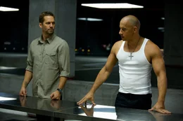 Eigentlich wollen Brain (Paul Walker, l.) und Dom (Vin Diesel, r.) dem diplomatischen Sicherheitsdienst des amerikanischen Au&szlig;enministeriums nur dabei helfen, den Gangster Owen Shaw hinter Gitter zu bringen, doch dann ger&auml;t die ganze Mission au&szlig;er Kontrolle ...