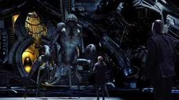 Im Bild: V.l.n.r.: Das Alien, President Raney (Fay Gauthier), Agent Taylor (Jude Lanston)