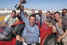 Ken Miles (Christian Bale, vorne, m.) gewinnt eine Troph&auml;e