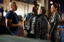 Um Rache f&uuml;r den Mord an seiner Freundin zu nehmen, gibt Dom (Vin Diesel, l.) vor, als Drogenschmuggler f&uuml;r Fenix (Laz Alonso, 2.v.l), Campos (John Ortiz, 2.v.r.) und Giselle (Gal Gadot, r.) arbeiten zu wollen ...