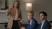 Deborahs (Jean Smart, M.) Lebenstraum einer eigenen Late-Night-Show erfüllt sich. Sie setzt alles daran, die Show zum Erfolg zu führen mit Hilfe ihres Agenten Jimmy (Paul W. Downs) und Senderchefin Winnie Landell (Helen Hunt, l.).