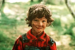 Der kleine Au&szlig;erirdische Charly (Cary Guffey) ist stets zu Streichen aufgelegt - gut, dass sein Ziehvater der Sheriff ist.