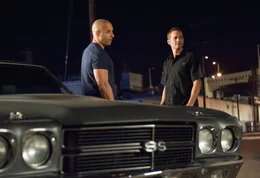 Dass er bei seinen Ermittlungen ausgerechnet auf den per Haftbefehl gesuchten Dom (Vin Diesel, l.) st&ouml;&szlig;t, h&auml;tte Brian (Paul Walker, r.) nie erwartet ...